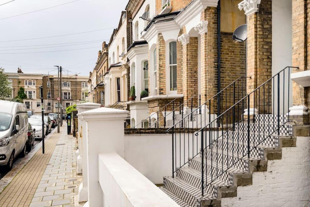 Contemporary Clapham Living Apartment London Exterior photo