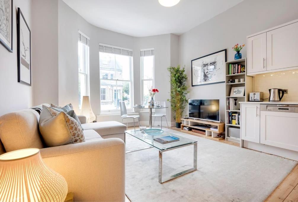 Contemporary Clapham Living Apartment London Exterior photo