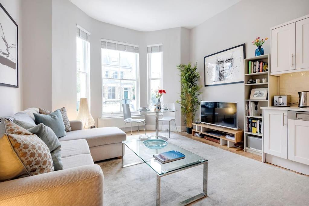 Contemporary Clapham Living Apartment London Exterior photo