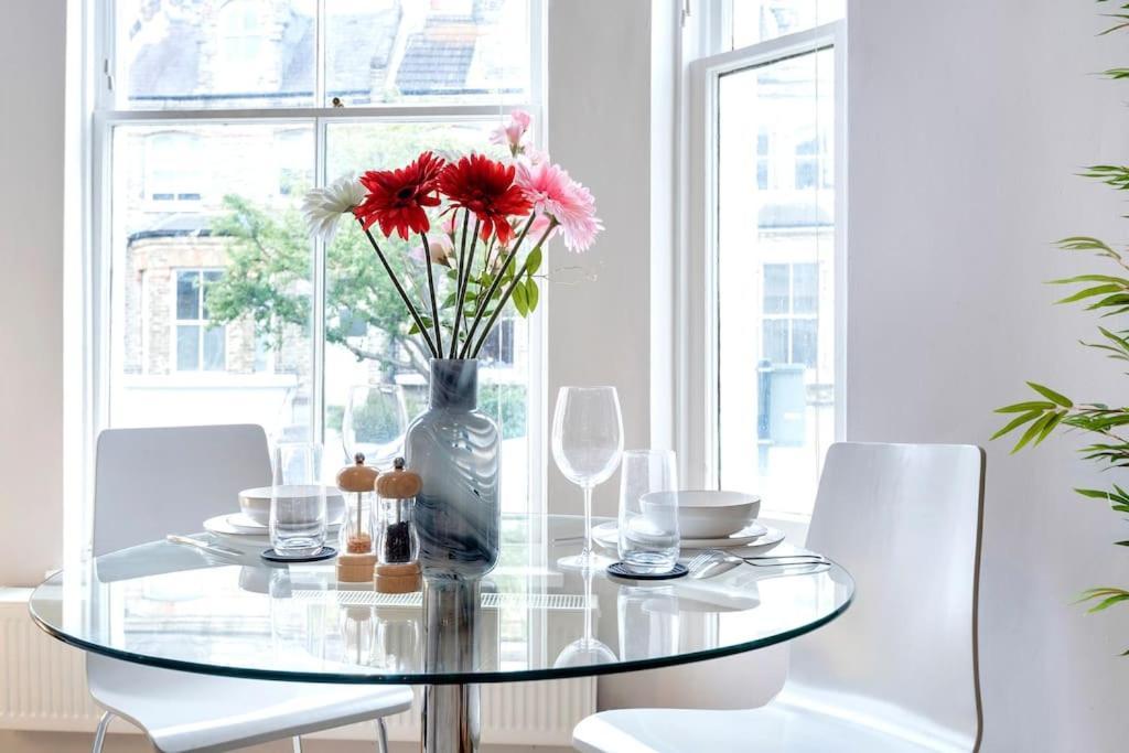 Contemporary Clapham Living Apartment London Exterior photo