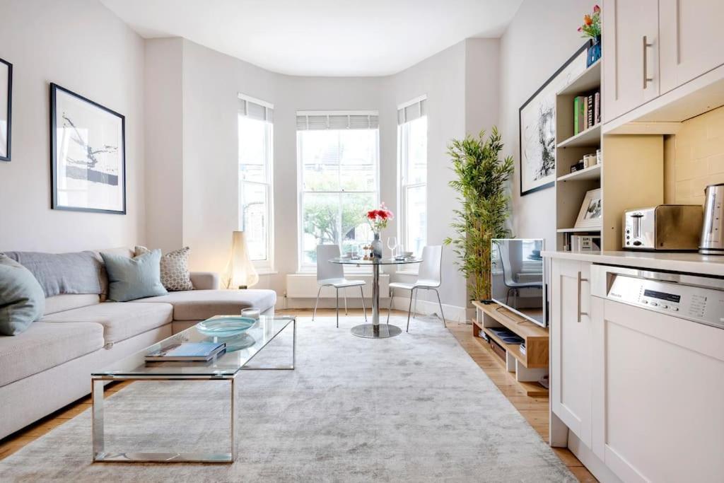 Contemporary Clapham Living Apartment London Exterior photo